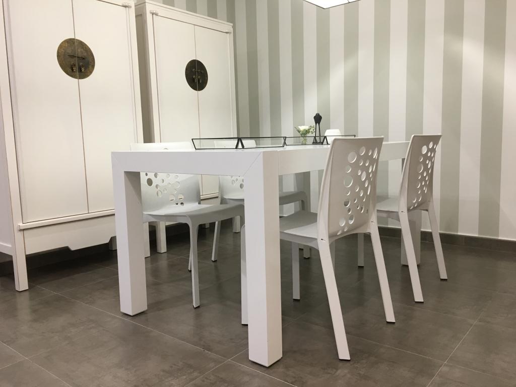 Set of 6 dining/kitchen chairs - indoor/outdoor use - white resin - Length 48 x Depth 54 x Height 81 cm ABVK97663